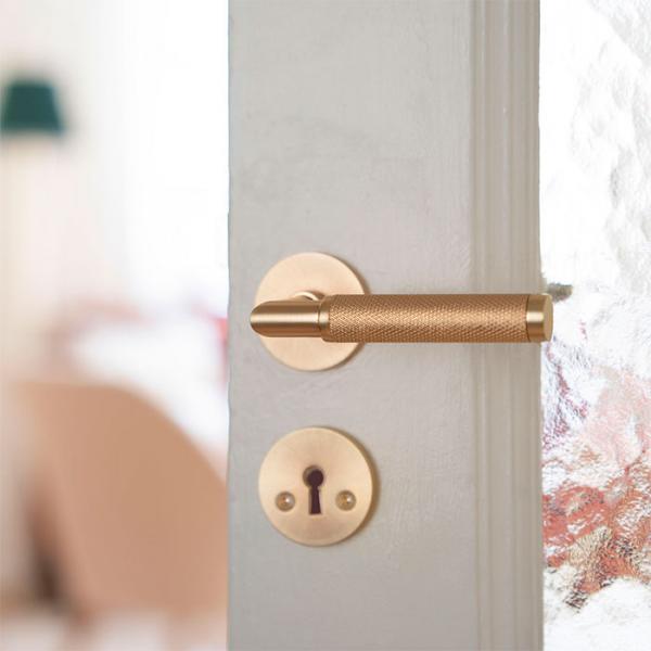 Beslagsboden Design indend&oslash;rs d&oslash;rh&aring;ndtag m/crystal cut - B&oslash;rstet messing PVD